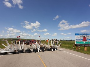 Le 10 juillet 2023, des militants pour les droits des Autochtones bloquent la route principale menant à la décharge de Brady Road, juste à l'extérieur de Winnipeg.
