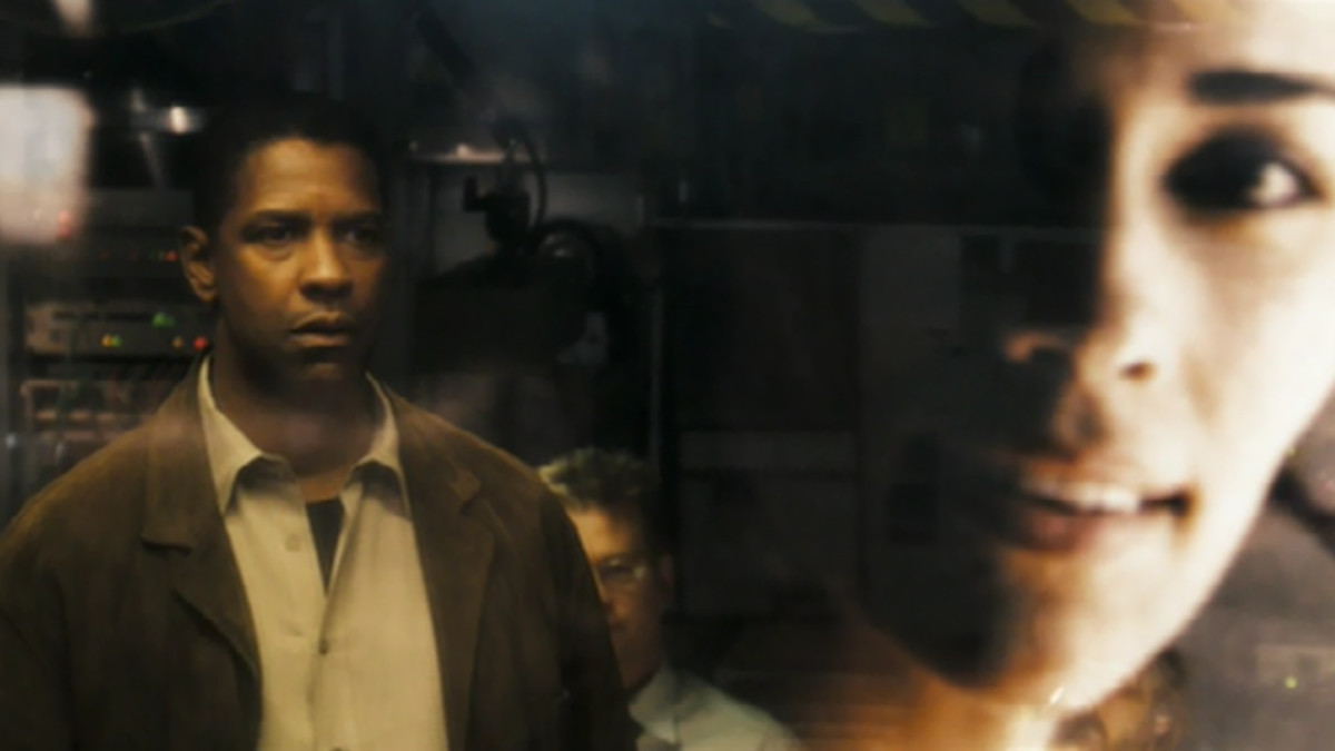 Denzel Washington dans le rôle de l'agent spécial Douglas Carlin regardant une projection passée de sa femme décédée dans Déjà Vu.