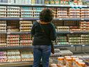 Une personne achète des œufs dans un magasin Whole Foods à Atlanta.