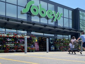 Acheteurs dans une épicerie Sobeys de l'ouest de Toronto, le dimanche 26 juin 2023. La Chambre de commerce du Canada affirme que même si les dépenses de consommation sont restées fortes au deuxième trimestre, elles ont pris un tournant après que la Banque du Canada a annoncé une autre hausse des taux d'intérêt en juin.