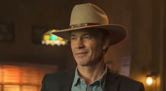 Raylan Givens smiling in a bar in Justified: City Primeval