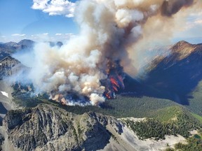 Le BC Wildfire surveille le feu de forêt de Texas Creek, comme le montre cette image du document fourni par BC Wildfire, situé à environ 27 kilomètres au sud de Lillooet.