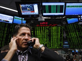 Un trader travaille dans la fosse d'options sur indice boursier S&P 500 au Chicago Board Options Exchange (CBOE) à Chicago.
