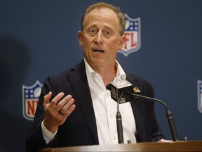 Le nouveau propriétaire des Washington Commanders, Josh Harris, s'entretient avec les médias après l'approbation de l'achat de l'équipe de la NFL lors d'une réunion spéciale des propriétaires à Bloomington, dans le Minnesota, le jeudi 20 juillet 2023.
