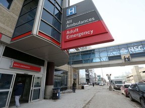 Un examen du décès d'un homme qui attendait dans le couloir d'un hôpital de Winnipeg pour recevoir des soins a révélé qu'il y avait un manque de lits disponibles dans la salle d'urgence à ce moment-là et qu'il y avait une augmentation du nombre de patients nécessitant des soins d'urgence.