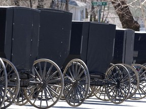 Cette photo du 10 avril 2002 montre des poussettes Amish