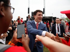 Justin Trudeau salue les gens lors des célébrations de la fête du Canada à Ottawa ce mois-ci.