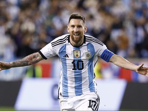 L'Argentin Lionel Messi célèbre son but lors du match international de football amical entre l'Argentine et la Jamaïque au Red Bull Arena