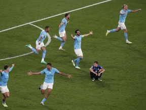 Les joueurs de Manchster City célèbrent leur victoire 1-0 à l'issue du match de football final de la Ligue des champions entre Manchester City et l'Inter Milan au stade olympique Atatürk d'Istanbul, en Turquie, le samedi 10 juin 2023.