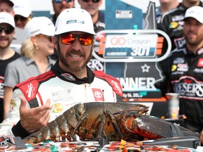 Martin Truex Jr., conducteur de la Toyota #19 Reser's Fine Foods, est présenté Loudon the Lobster.