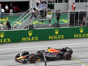 Max Verstappen de Red Bull franchit la ligne d'arrivée
