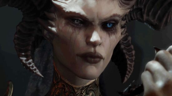 Notes de mise à jour de Diablo 4 1.0.4 - Le démon au visage pâle Lilith regarde une clé qui est serrée dans sa main.