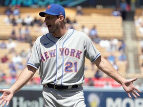 Le lanceur partant des Mets de New York Max Scherzer réagit après avoir été éjecté lors du match contre les Dodgers de Los Angeles.
