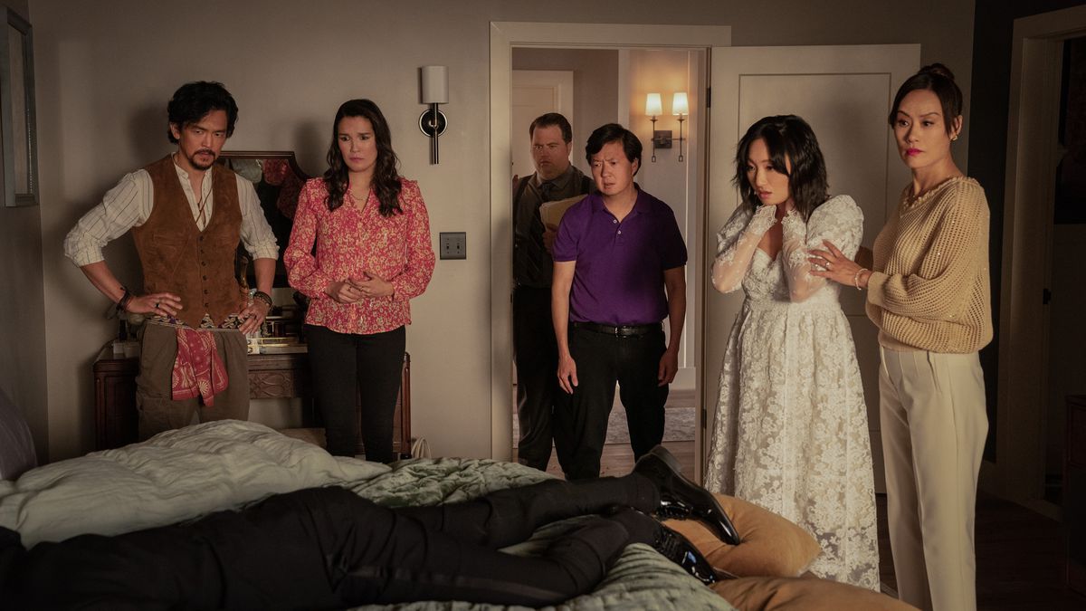 Une mariée et sa famille choquée se tiennent au-dessus du lit où repose le torse d'un homme mort en smoking dans la deuxième saison de The Afterparty.