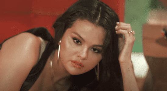 Selena Gomez a secoué de la lingerie dans la chambre quelques jours après avoir dit aux joueurs de football qu'elle était "célibataire"
