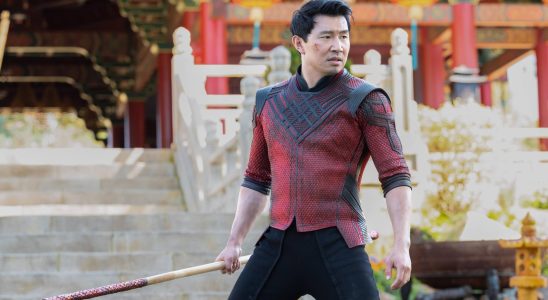 Simu Liu dit que Shang-Chi 2 continue d'être repoussé, et cela ressemble à un gros problème pour Marvel