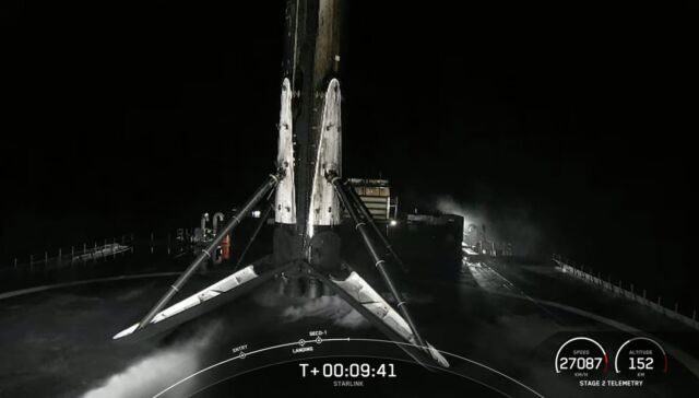 La fusée la plus volée de SpaceX se trouve sur un drone dans l'océan Atlantique après son 16e lancement et atterrissage.