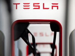 Une borne de recharge pour véhicules électriques Tesla en France.