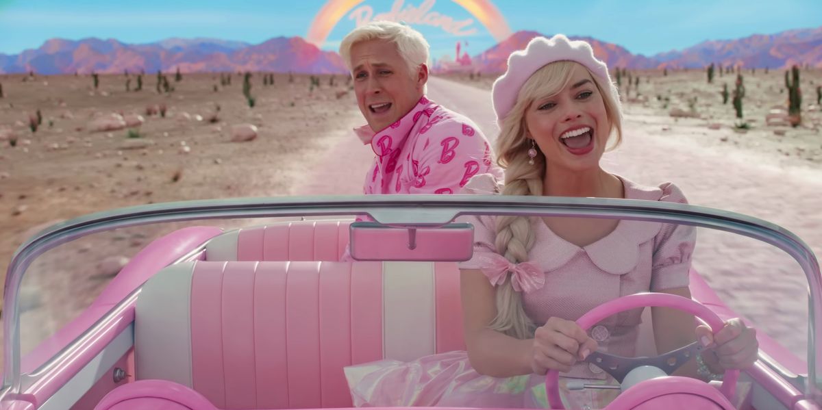 Barbie (Margot Robbie) et Ken (Ryan Gosling) chantent dans la Barbiemobile hors des terres de Barbie dans Barbie