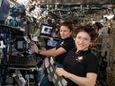 De gauche à droite, les astronautes Jessica Meir et Christina Koch à bord de la Station spatiale internationale en 2019. Les deux ont fait la première sortie dans l'espace entièrement féminine cette année-là.  Koch a depuis été nommé dans l'équipage de la mission lunaire Artemis 2.