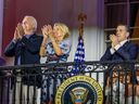 Le président Joe Biden, la première dame Jill Biden et Hunter Biden regardent des feux d'artifice sur la pelouse sud de la Maison Blanche le 4 juillet 2023 à Washington, DC.  