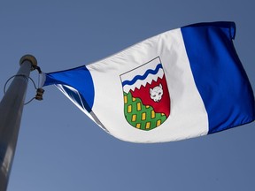 Le drapeau provincial des Territoires du Nord-Ouest flotte sur un mât à Ottawa le lundi 6 juillet 2020.