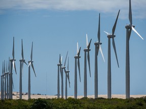 Éoliennes le long de la côte au Brésil.