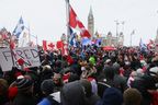 Les manifestants se rassemblent près de la colline du Parlement d'Ottawa, le 12 février 2022. REUTERS/Lars Hagberg