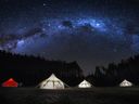 L'Hôtel UNIQ installe ses tentes mobiles sous le ciel étoilé au Domaine St-Bernard, Mont-Tremblant pour la saison 2023.