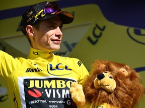 Le coureur danois de Jumbo-Visma Jonas Vingaard célèbre sur le podium avec le maillot jaune de leader du classement général après la 17e étape de la 110e édition du Tour de France cycliste, 166 km entre Saint-Gervais Mont-Blanc et Courchevel, dans les Alpes françaises, le 19 juillet 2023.