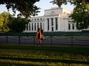 Des piétons passent devant la Réserve fédérale américaine à Washington, DC.