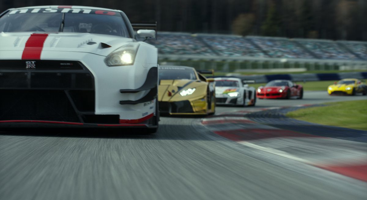 Plan bas dynamique d'une voiture de course à grande vitesse, menée par une Nissan blanche, dans le film Gran Turismo