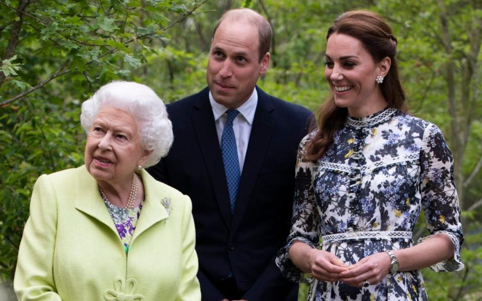 La reine Elizabeth II avec le prince William et la duchesse de Cambridge de l'époque au RHS Chelsea Flower Show en 2019