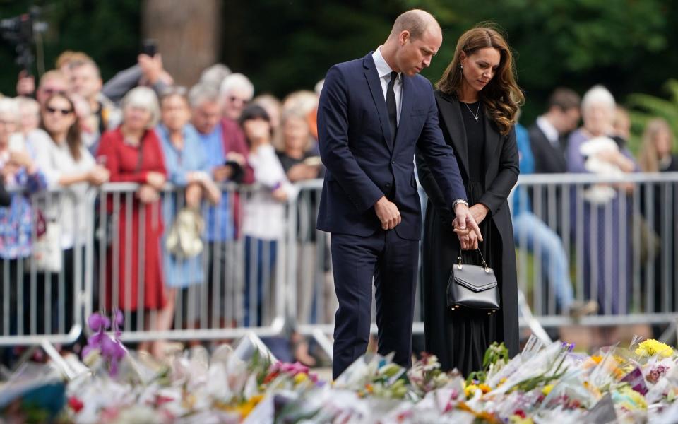 Le prince et la princesse de Galles voient des hommages floraux aux portes de Sandringham House, après la mort de la reine Elizabeth II