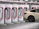 Une voiture électrique Tesla Inc. à une borne de recharge à Berlin, en Allemagne.