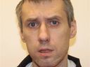 Le service de police d'Edmonton avertit qu'Alexandre Passechnikov, 38 ans, est un délinquant sexuel reconnu coupable.  Passechnikov a été relâché de prison et réside à Edmonton, et la police a déclaré qu'il est susceptible de récidiver. 