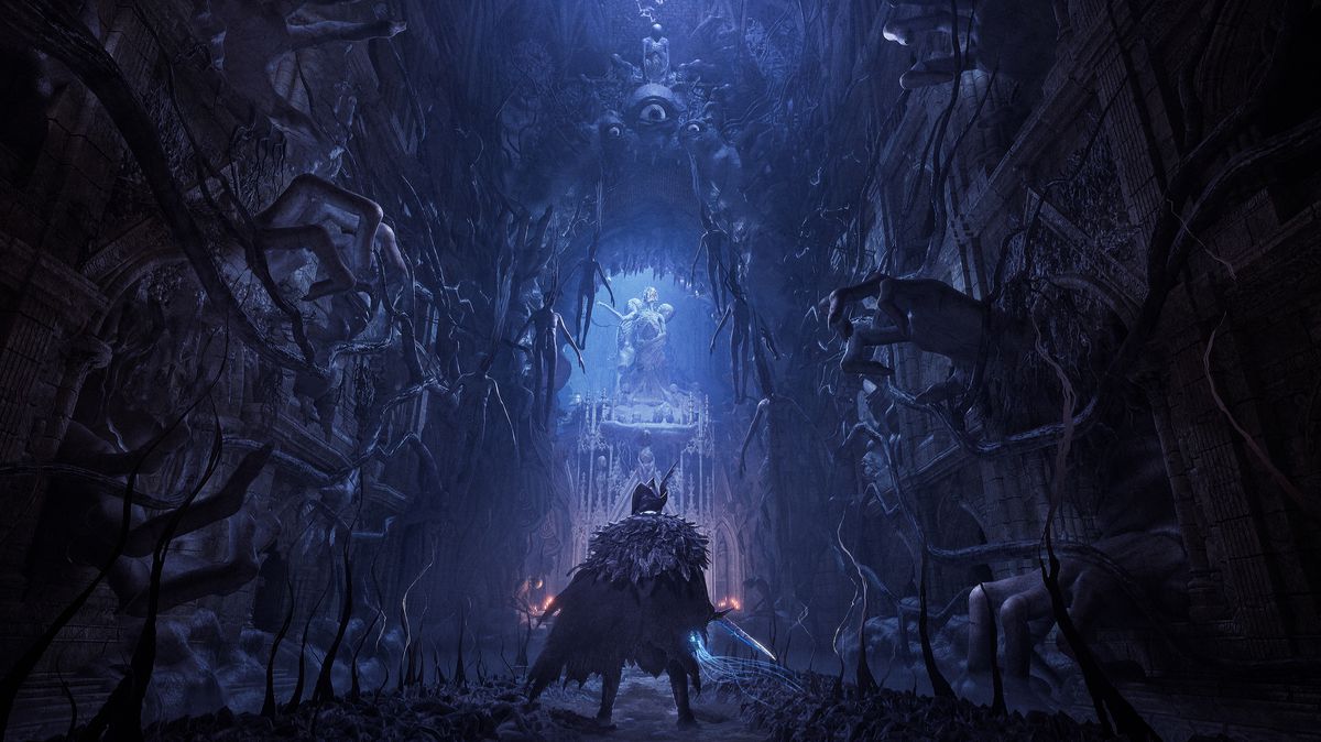 Un personnage avec une cape et un chapeau explore un couloir extrêmement orné et gothique dans Lords of the Fallen