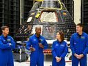 L'équipage d'Artemis II, de gauche à droite : les astronautes américains Reid Wiseman, commandant ;  Victor Glover, pilote;  Christina Hammock Koch, spécialiste de mission ;  et l'astronaute canadien Jeremy Hansen, spécialiste de mission, s'expriment devant le module d'équipage Artemis II au Centre spatial Kennedy à Cap Canaveral, en Floride, le 8 août 2023.