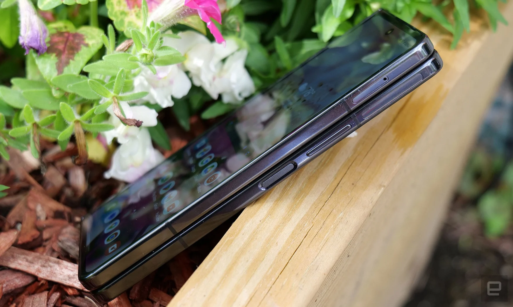 La nouvelle charnière Flex du Z Fold 5 a permis à Samsung à la fois de rendre le téléphone plus fin et d'éliminer l'espace à l'intérieur lorsqu'il est fermé. 