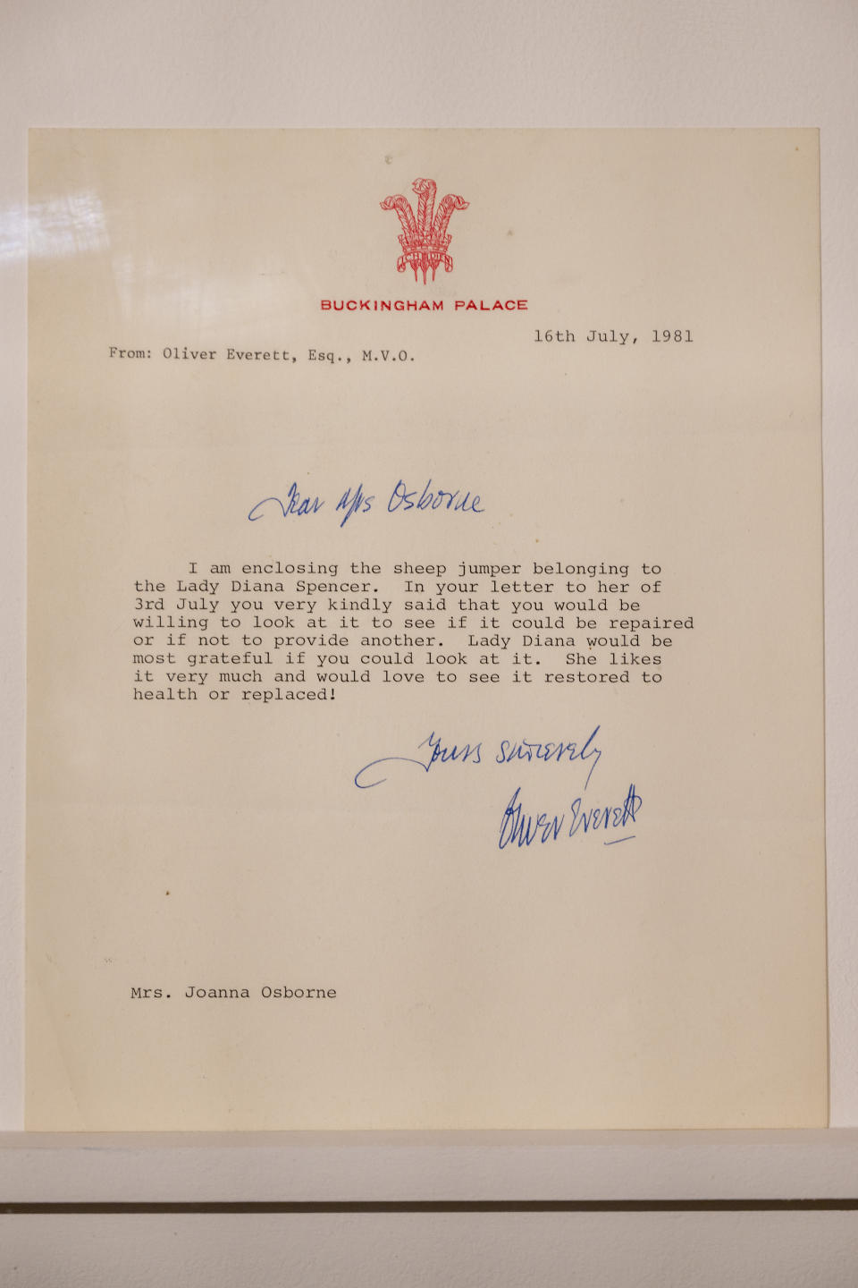 LONDRES, ROYAUME-UNI - 17 juillet : une lettre privée d'Oliver Everett, l'attachée de presse de feu la princesse Diana, Mme Joanna Osborne, concernant le cavalier du mouton noir est exposée à la maison de vente aux enchères Sothebyâs avec une estimation de vente de 40 000 à 70 000 £ (50 000 à 80 000 $). ) à Londres, Royaume-Uni, le 17 juillet 2023. (Photo de Ray Tang/Anadolu Agency via Getty Images)