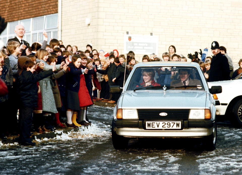 TETBURY, ROYAUME-UNI - 08 DÉCEMBRE : La princesse Diana au volant de sa voiture d'escorte Ford en quittant l'école primaire St Mary à Tetbury.  Bodyguard Graham Smith dans le siège passager (Photo de Tim Graham Photo Library via Getty Images)