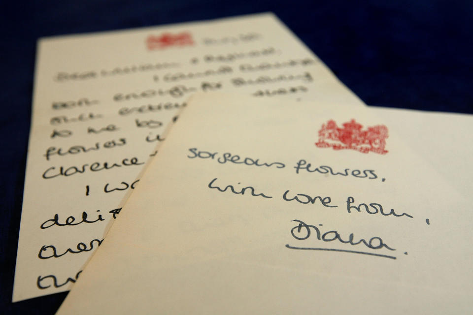 LONDRES - 11 JUIN : Une charmante lettre manuscrite de HRH Diana Princess of Wales à William Tallon datée du 30 juillet 1981 (le lendemain de son mariage avec le prince Charles) qui est estimée à 1000-1500 GBP, le 11 juin 2008 à Colchester, Angleterre .  La collection à vie de William Tallon (surnommé affectueusement 