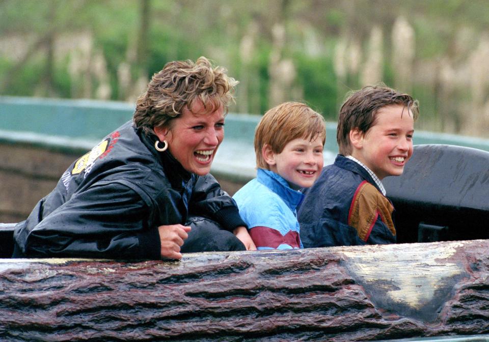 La princesse Diana de Galles, le prince William et le prince Harry visitent le parc d'attractions « Thorpe Park ».  (Photo de Julian Parker/Presse britannique via Getty Images)