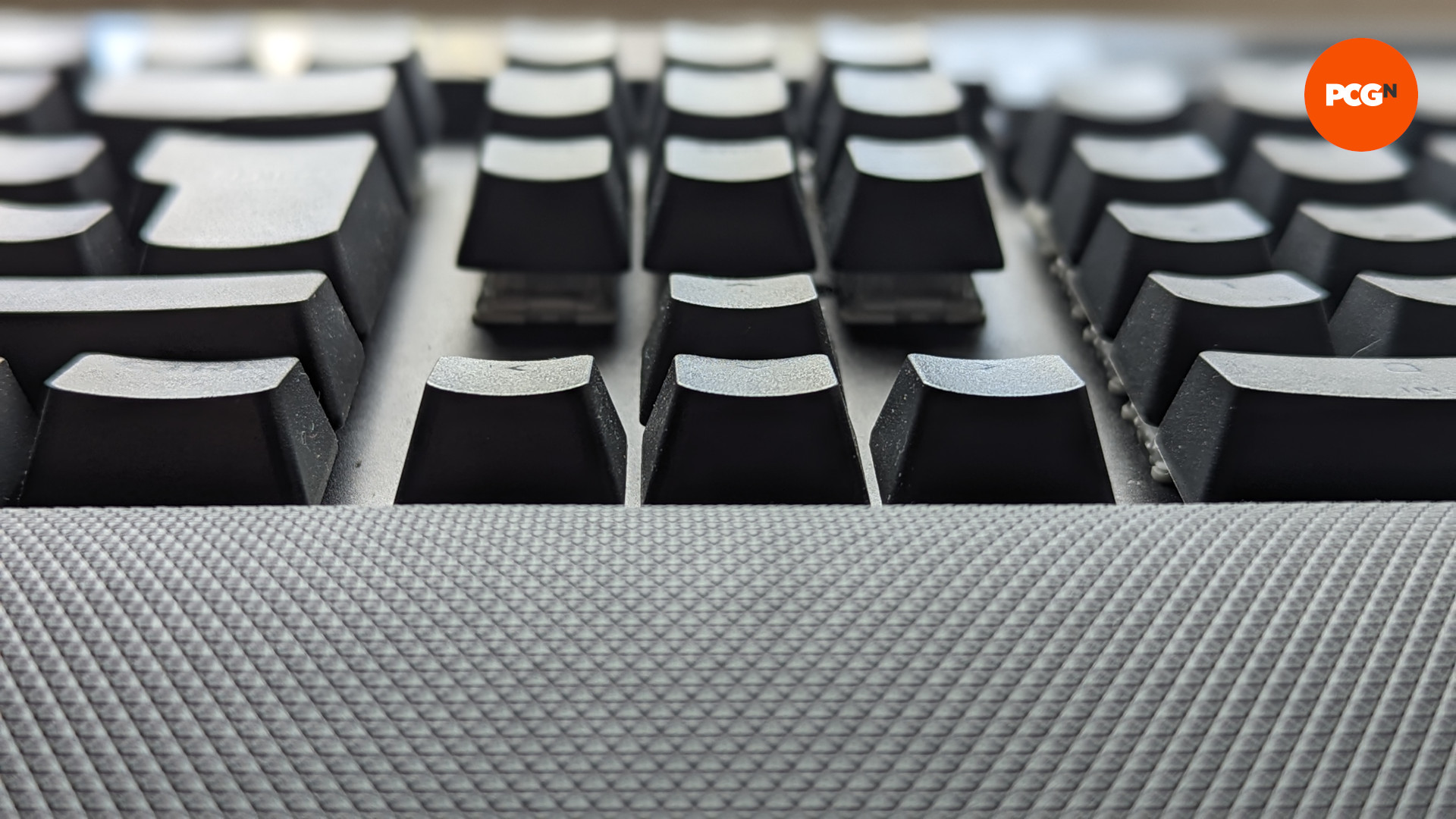 Une vue du clavier de jeu Corsair K70 Max du point de vue de son repose-poignet, montrant la taille des touches