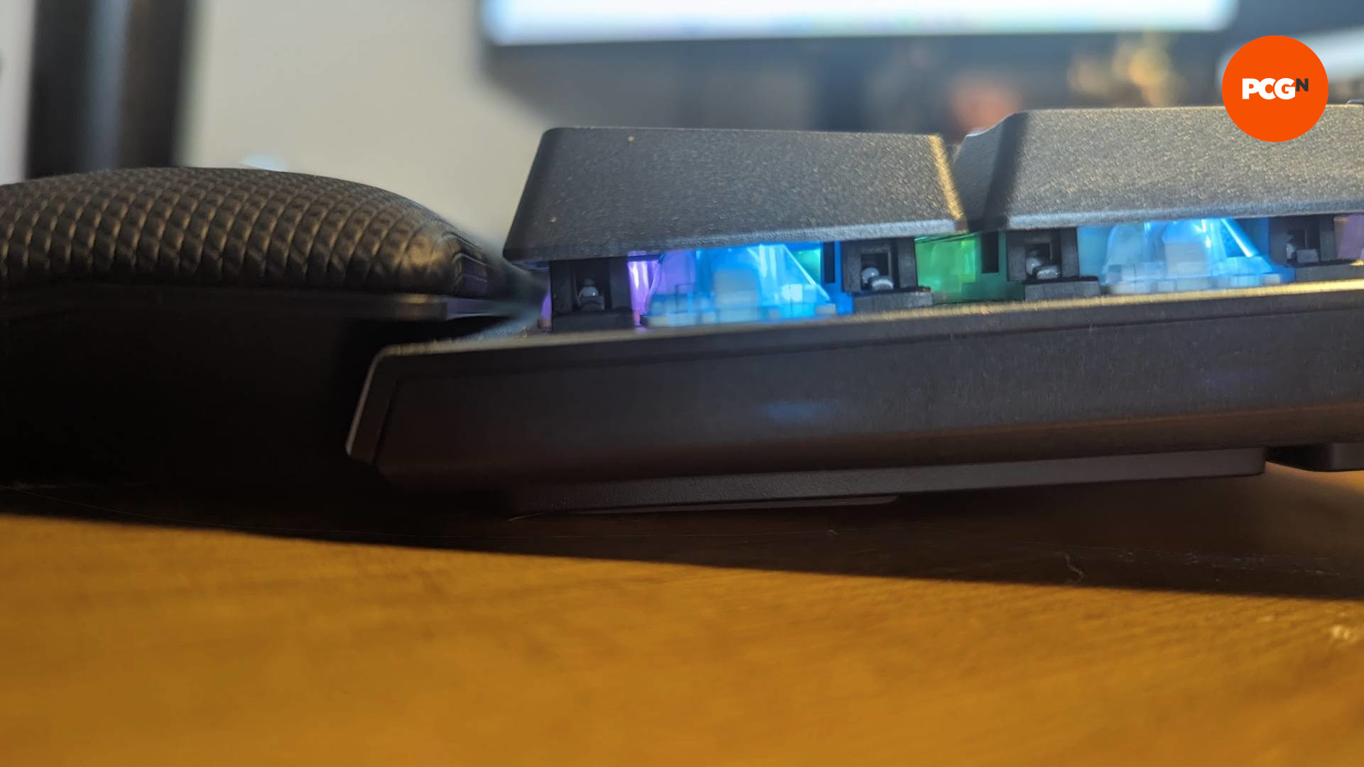 Une vue latérale du clavier de jeu Corsair K70 Max, mettant en valeur ses effets RVB