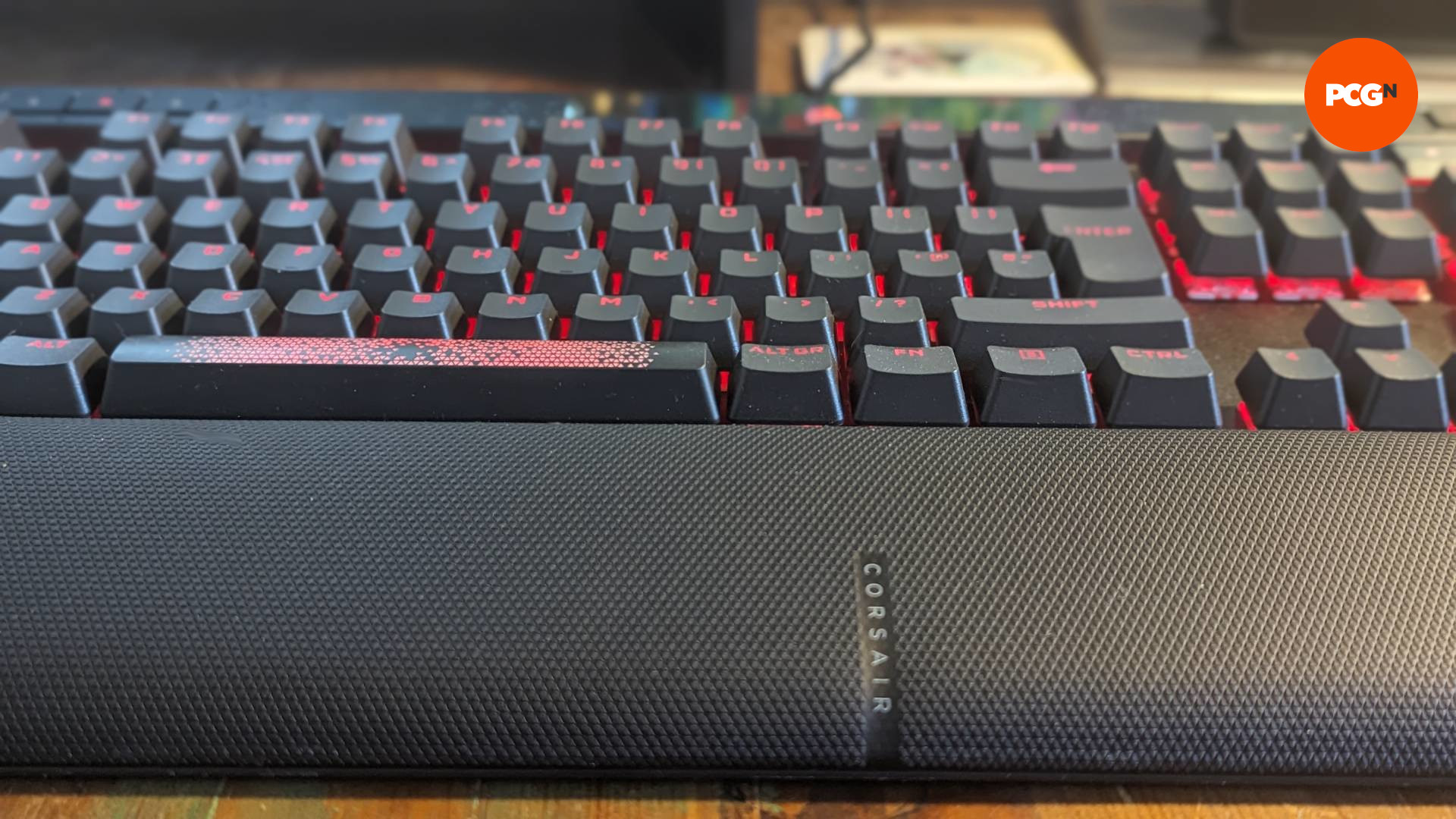 Une vue du clavier de jeu Corsair K70 Max depuis son repose-poignet, ses touches rougeoyantes