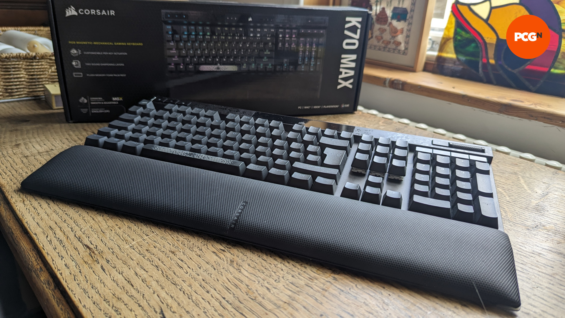 Le clavier Corssair K70 Max se trouve à côté de son emballage de vente au détail
