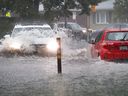 La résidence d'Ottawa a tenté de rentrer chez elle dans une tempête de pluie qui a inondé toute la ville jeudi après-midi.  De l'eau sur un pare-chocs sur Sanderson Drive.