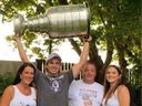 Alex Newhook hisse la Coupe Stanley après l'avoir remportée avec l'Avalanche du Colorado en 2022 et l'a ramenée à St. John's, T.-N.-L. Il est avec sa mère, Paula, son père, Shawn, et sa sœur Abby.