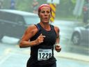 Paula Newhook, la mère de l'attaquant des Canadiens Alex Newhook, a complété 13 marathons après avoir couru son premier à 40 ans.